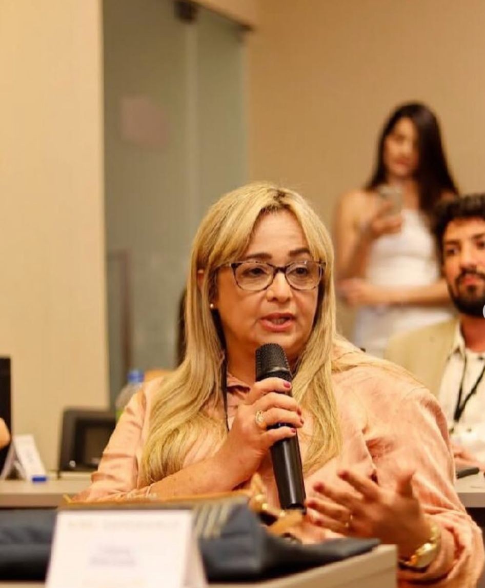 Dra. Liliana Valadares palestrando em evento médico